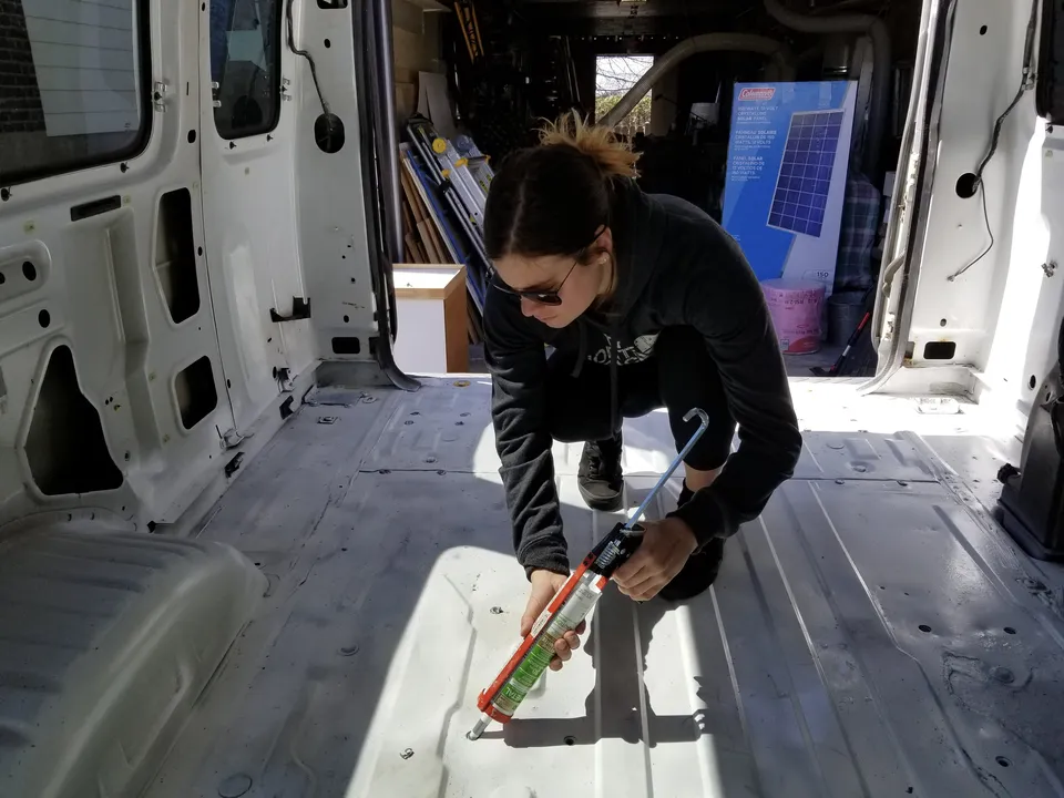 Sophie arrange le plancher de Rolland